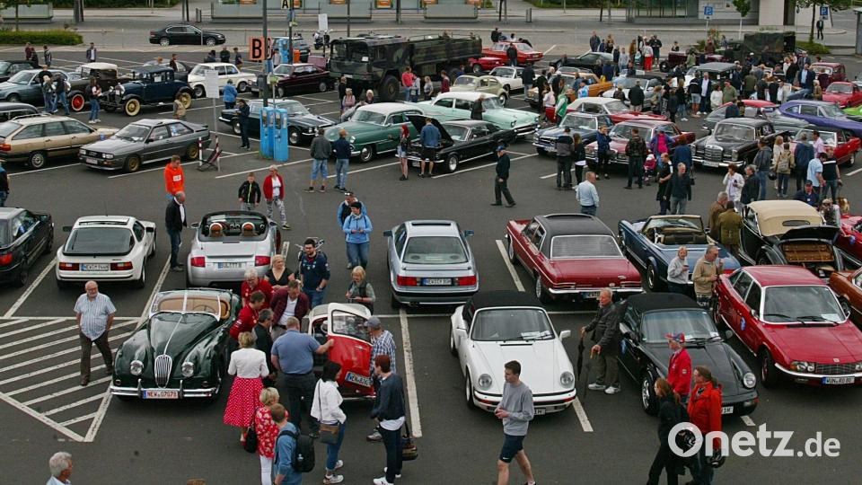 Blick über den Großparkplatz, der voll mit Oldtimern und Motorrädern war. Bild: R. Kreuzer