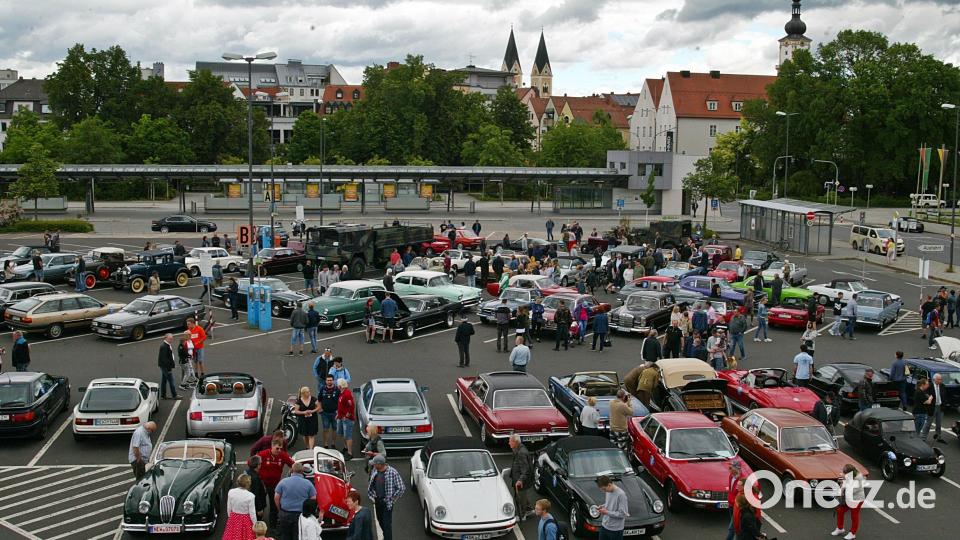 Blick über den Großparkplatz, der voll mit Oldtimern und Motorrädern war. Bild: R. Kreuzer