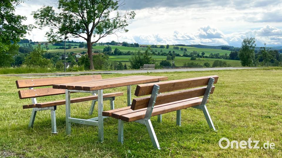 Neue Picknickbänke erfreuen sich großer Beliebtheit im Bürgerpark und laden zum Verweilen ein. Bild: nza