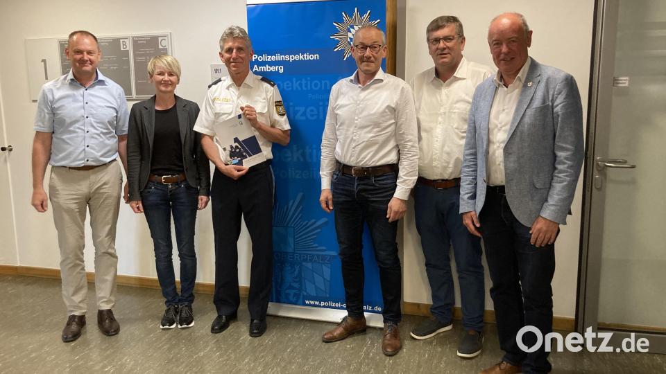 Die Bürgermeister Erich Meidinger, Sabine Müller, Zeweite Bürgermeisterin der Gemeinde Ensdorf, Polizeirat Günter Grießhammer und die Bürgermeister Erwin Geitner, Peter Braun und Roland Strehl (von links). Bild: Marcus Helfensdörfer/exb