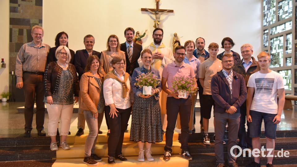 PGR alle von links nach rechts: hinten PGR-Sprecher Reiner Hoffmann, Cornelia Schlegel, Ludwig Nerb, Sabine Ederer, Kirchenpfleger Stefan Hüttl, Pfarrer Dominik Mitterer, Gemeindereferentin Regina Probst, Thomas Singer, Birgit Neiswirth; vorne: Alexandra März, Birgit Kopf, Monika Widmann, Martina Böhm, Matthias Scholz, Lucas Schlagenhaufer, Martin Gerstacker, Dominik Schrödl, Daniel Dietrich Bild: Reiner Hoffmann/exb