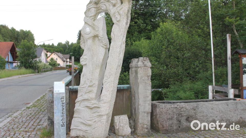 Die Granitstele &quot;Im Rachen des Wassermanns&quot; steht am Dorfplatz in Neuenhammer. Bild: pi