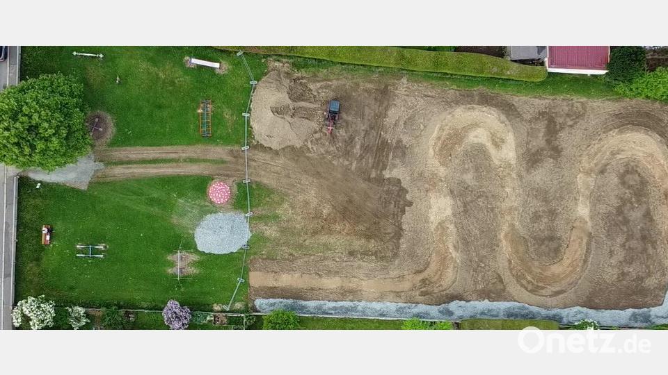 Blick von oben auf die derzeitigen Arbeiten am Spielplatz an der Windischkapellenstraße in Erbendorf. Bild: Dominik Vollath/exb