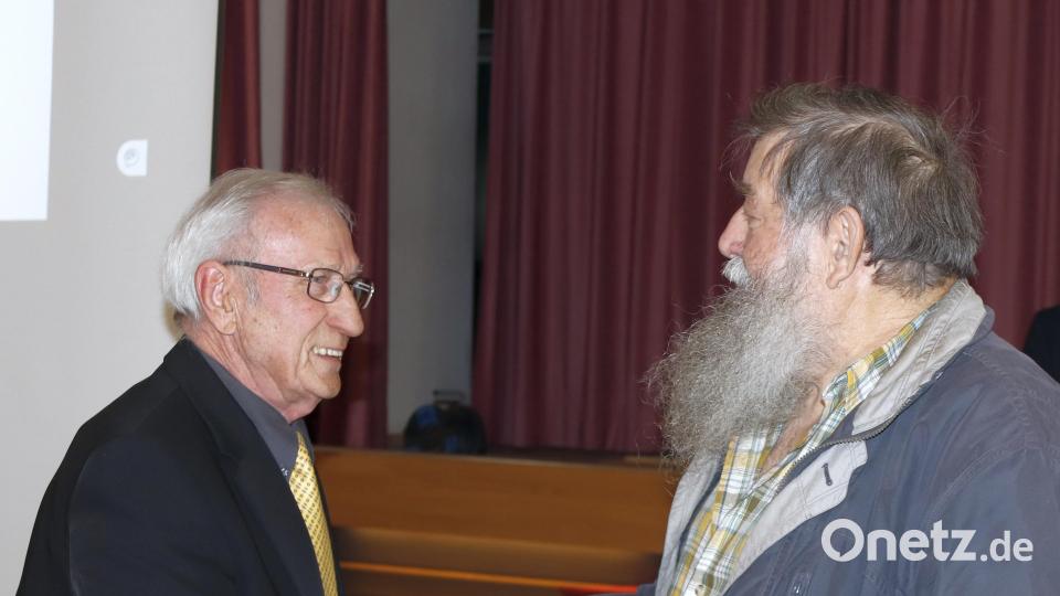 Günter Seuß (rechts) ist bereits 50 Jahre Vereinsmitglied. Als Dank für die Treue überreichte der Vorsitzende Peter Zagel einen Bienenkorb mit allerlei Leckereien. Bild: mfh