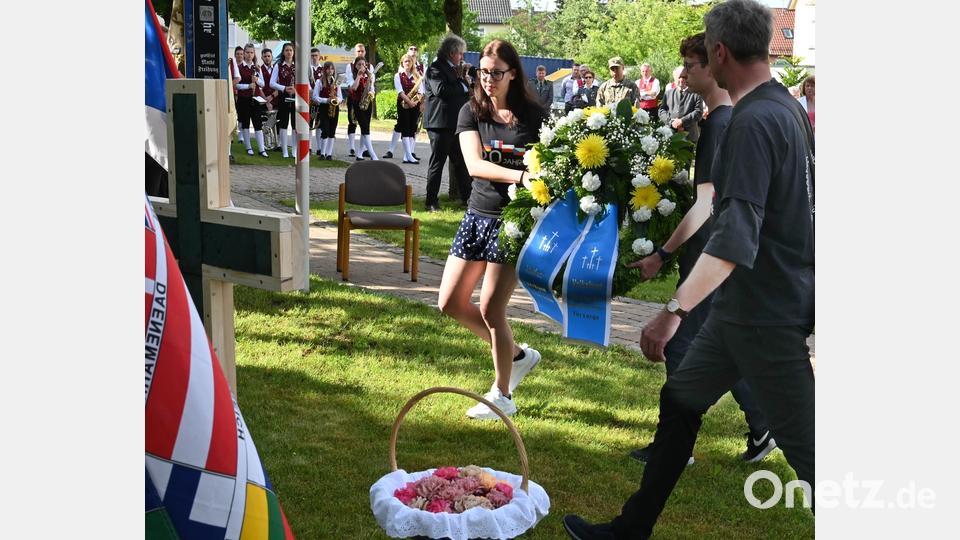 EJPO-Jugendliche legen am Ehrenmal und am Holzkreuz einen Kranz nieder. Bild: gf