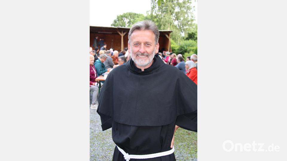 Guardian Pater Stanislaus hatte gut Lachen. Die erstmals im Klostergarten von St. Felix veranstaltete Sommerserenade war ein großer Erfolg. Bild: prh