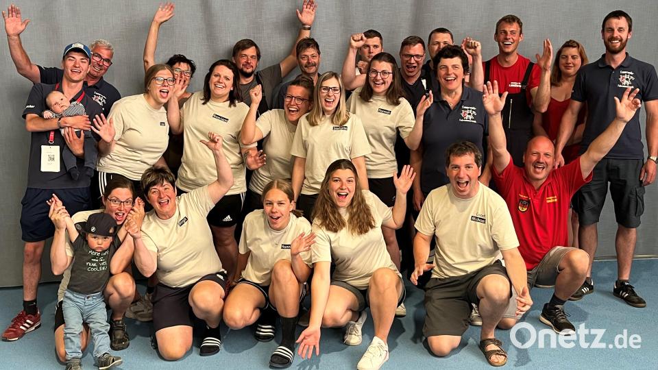 Die Frauen- und Herrengruppe mit mitgereisten Fans: Gemeinsam bejubelten sie die vorderen Plätze für beide Gruppen aus Fuhrmannsreuth. Bild: FFW Fuhrmannsreuth/exb