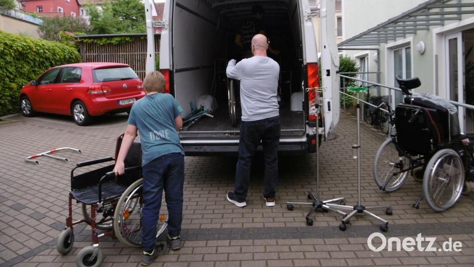 Bei der Verladung der gespendeten Hilfsmittel. Bild: Seniorenzentrum der Diakonie Bühler Höhe/exb