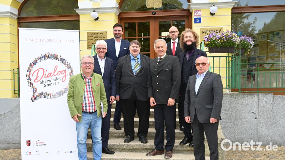 Deutsch-tschechischer Kongress „Grenzüberschreitender Dialog“ als Podiumsdiskussion in Franzensbad: Die Podiumsteilnehmer vor dem Rathaus in Franzensbad (von links nach rechts) Toni Dutz - Bürgermeister von Wiesau, Schatzmeister und SL-Bundesvorstandsmitglied, Klaus Hoffmann - Bürgermeister von Bad Herrenalb, stellvertretender SL-Bundesvorsitzender, Tomas Linda - Präsident der Industrie- und Handelskammer Nord-West-Böhmen und Unternehmer, Bernd Posselt – SL-Bundesvorsitzender und Sprecher der sudetendeutschen Volksgruppe , Roland Grillmeier - Landrat von Tirschenreuth, Präsident der Euregio Egrensis, Ladislav Hruby - stellvertretender Bürgermeister von Eger/Cheb, Luis-Andreas Hart - europäisch engagierter Unternehmer mit sudetendeutschen Wurzeln, Frantisek Curka - Bürgermeister Hals/Kreis Tachau, ehemaliger Präsident er Euregio Egrensis. Bild: Torsten Fricke/exb