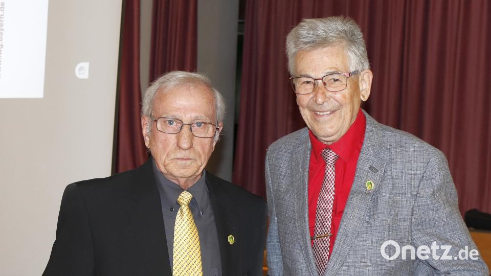 Friedrich Sonntag (rechts) wurde zum Ehrenmitglied des Vereins ernannt. Insgesamt 28 Jahre hat er sich als Vorsitzender und Stellvertreter engagiert. Bild: mfh