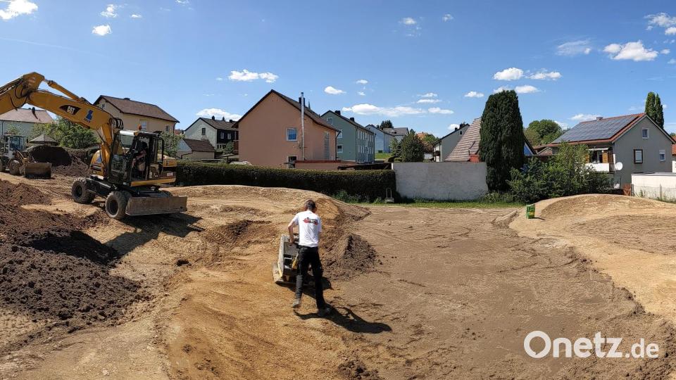 Panoramablick auf die derzeitigen Arbeiten am Spielplatz an der Windischkapellenstraße in Erbendorf. Bild: Dominik Vollath/exb