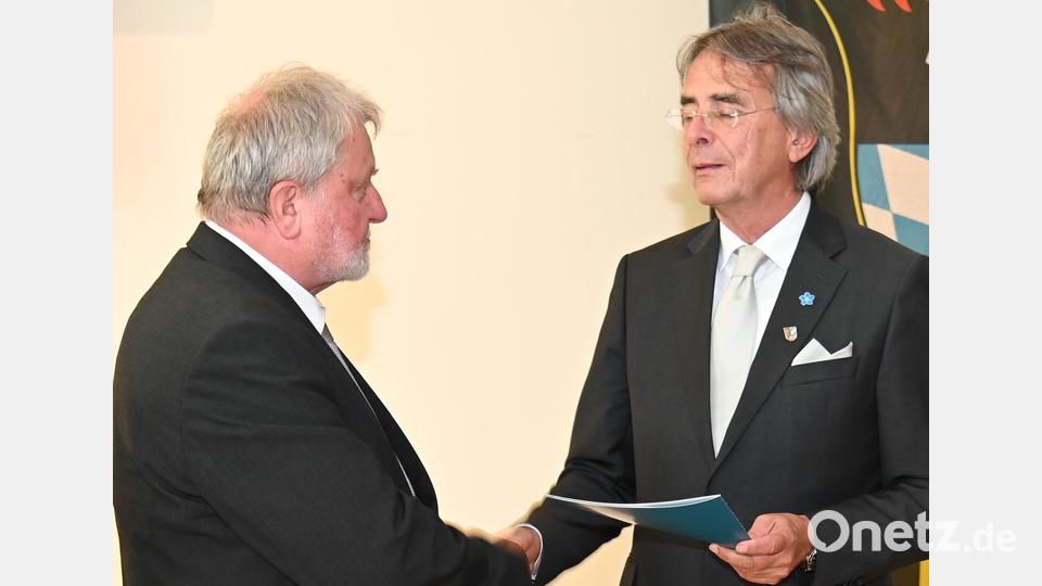 Der frühere Regierungspräsident Axel Bartelt (rechts) ehrt Helmut Schendzielorz mit der &quot;Glocke von Rovereto&quot;, eine der höchsten Auszeichnungen, die der Volksbundes-Landesverband Bayern vergibt. Bild: gf
