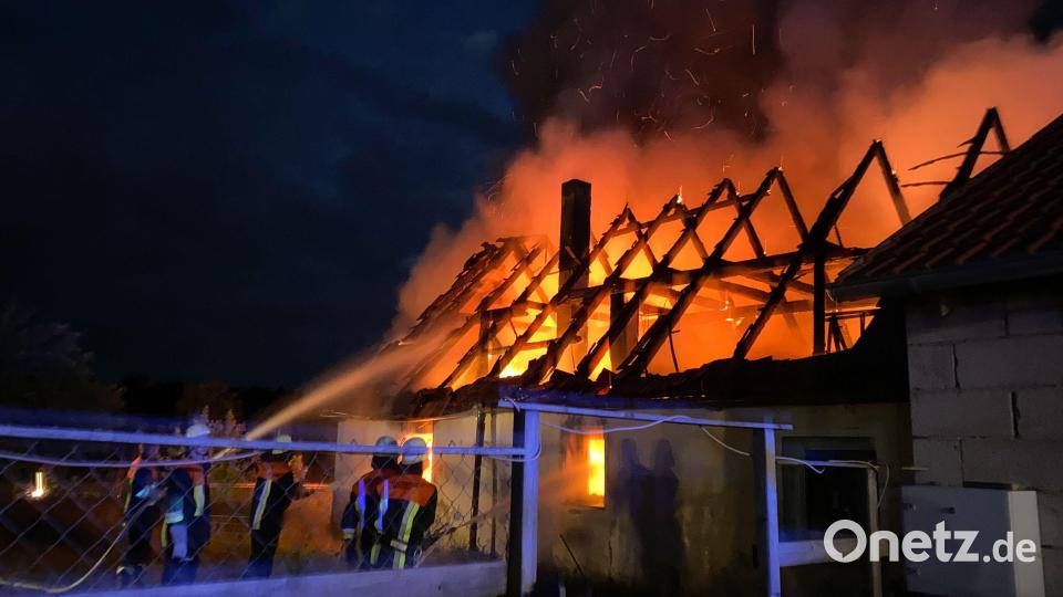 Ein Haus in Ödgötzendorf ist in der Nacht auf Freitag bis auf die Grundmauern niedergebrannt. Bild: Florian Schlegel/Kreisbrandinspektion Amberg-Sulzbach