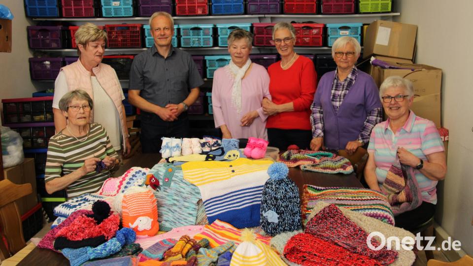 Fast 5000 Artikel aus Wolle haben Agnes Michl, Renate Siegel, Elfriede Simmerl, Inge Scherb, Maria Hecht, Christa Moldaschl (von links) und Ingrid Gerlach (nicht im Bild) sowie fünf Heimstrickerinnen die letzten beiden Jahre für wohltätige Zwecke gestrickt. 900 Paar Baby-Schuhe bekam Norbert Meister (Dritter von links), der Leite des Netzwerkes KoKi überreicht. Bild: prh