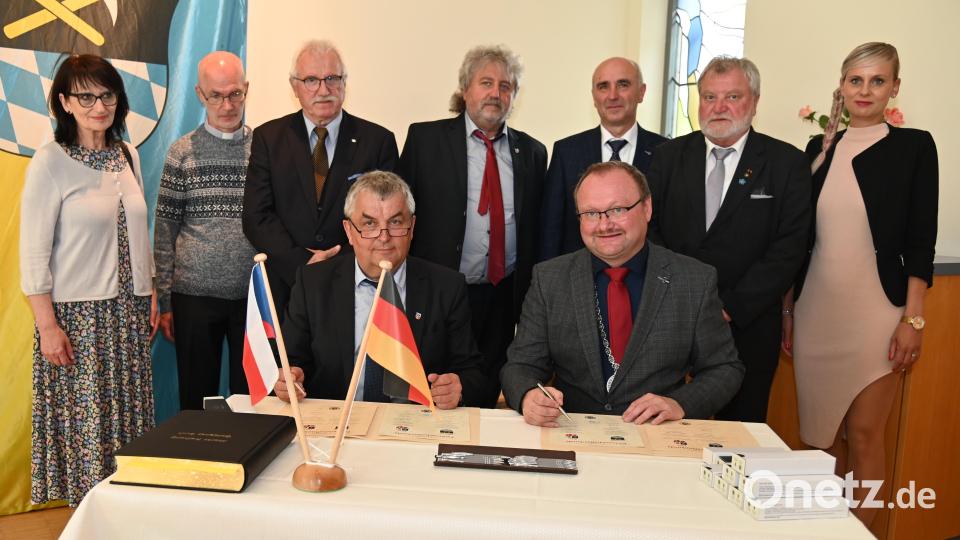 Bei der Unterzeichnung der Partnerschaftsurkunden: vorn Freihungs Erster Bürgermeister Uwe König (r.) und Zdenek Hanzlicek (l.), 1. Bürgermeister von Plasy; hinten die Paten (von links) Marketa Lorenzova (Direktorin der Gymnasiums Plasy), Pater Günther aus Plasy, FW-Gemeinderat Heiner Müller, Ivo Kornatovsky (2. Bürgermeister von Plasy), 2. Bürgermeister Klaus Siegert, Hartmut Schendzielorz und Projektleiterin und Dolmetscherin Katerina Müllerova. Bild: gf