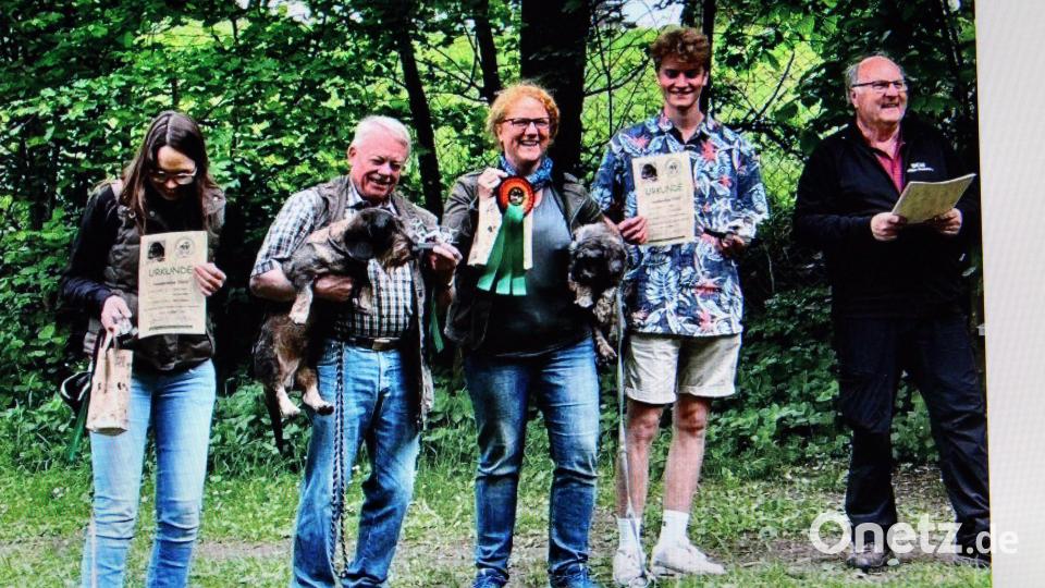 Nach der Auswertung stehen (von links) Andrea Reuß mit Franz-Josef, Reinhold Meyer mit Wotan und Christine Schaller mit Betty als Sieger der Rallye fest, beglückwünscht von Organisator Harald Nimbs. Repro: ds