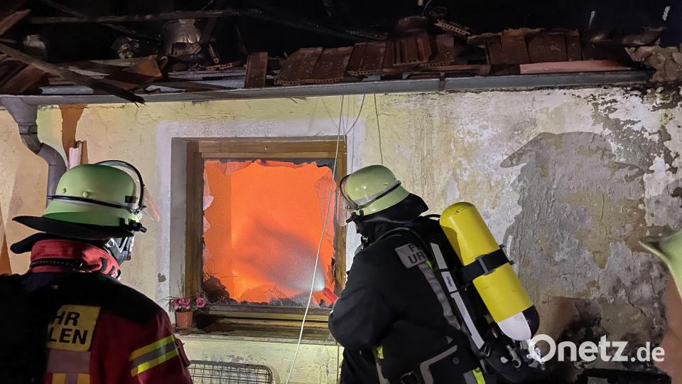 Rund 100 Einsatzkräfte der Feuerwehr, Polizei und des Rettungsdienstes waren bei dem Brand in Ödgötzendorf im Einsatz. Bild: Florian Schlegel/Kreisbrandinspektion Amberg-Sulzbach