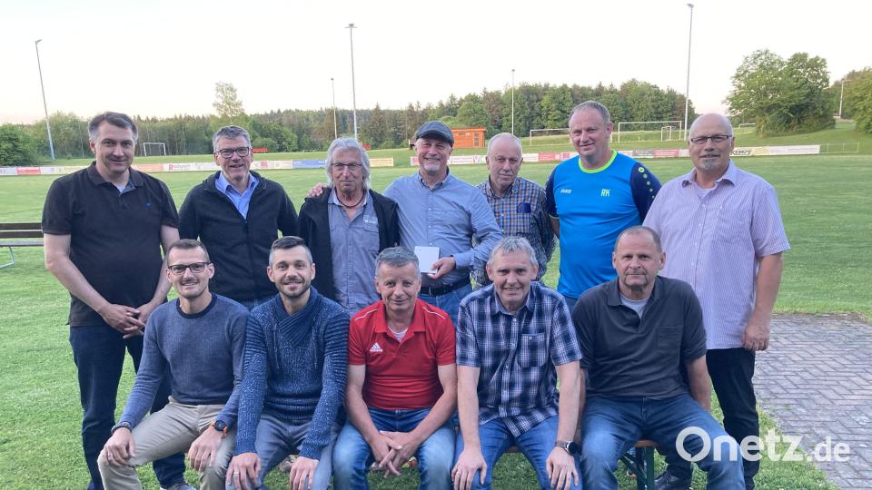 Geehrte und Gratulanten beim Ehrenabend der SpVgg Weigendorf: (hinten, von links) Vorsitzender Marco Schwab, Anton Bruckmüller, Helmuth Lukes, Helmut Maul, Werner Porsche, Roland Kerstupeit, Roland Prühäuser; (vorne, von links) Jörg Kreussel, Markus Rösel, Walter Gräf, Klaus Pickel, Herbert Haas. Bild: SpVgg Weigendorf/exb
