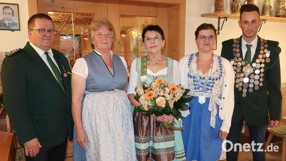 Vorsitzender Wolfgang Schlicht (links) gratulierte den neuen Regenten der Frauenreuther Sportschützen: (von rechts) Schützenkönig Patrick Stengl, Luftpistolenkönigin Elena-Maria Schlicht, Schützenliesl Edeltraud Kaßeckert und Seniorenkönigin Angelika Schramm. Bild: bsc