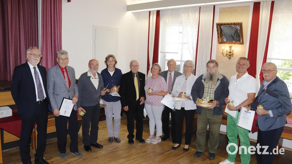 Jubilarehrungen beim Imkerverein Neukirchen-Holnstein: (von links) Zweiter Vorsitzender Kurt Staudte, das neue Ehrenmitglied Fritz Sonntag, Gerd Horn (30 Jahre Mitglied), Elisabeth Ludwig (30 Jahre) Vorsitzender Peter Zagel, Edeltraut Stollner (10 Jahre), Günter Danzer (30 Jahre), Frau Hieltel in Vertretung ihres Ehemann Hermann (10 Jahre), Günther Seuß (50 Jahre), Udo Weinfurtner (10 Jahre), Georg Ertel (10 Jahre). Bild: mfh