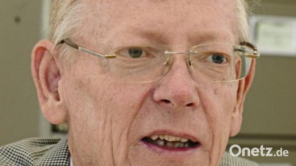 Der Stadtarchivar Johannes Laschinger blickt natürlich sofort in die Geschichte Ambergs zurück: Er erinnert an die Bezeichnung „Auf der Wart“, für den Teil der Altstadt in diesem Bereich und an die Brücke, die hier den Stadtgraben überspannt. „Sie erhielt einst den Namen Marienbrücke, der heute völlig in Vergessenheit geraten ist“, sagt Johannes Laschinger. Auch die Benennung nach dem kürzlich verstorbenen Oberbürgermeister Franz Prechtl oder den Spieleerfinder Friedrich Schmidt könnte sich der Stadtarchivar vorstellen. Bild: Petra Hartl