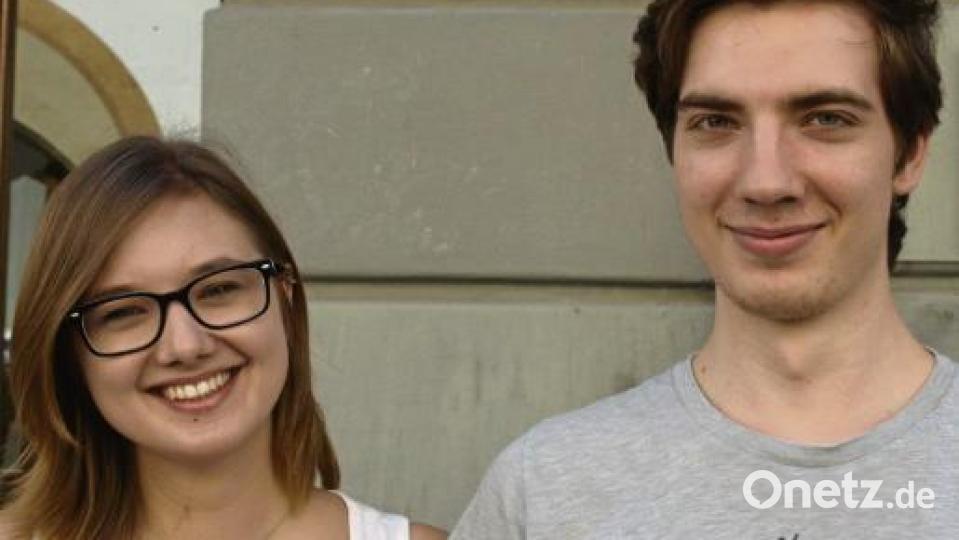 „Platz der Vielfalt wäre ein schöner Name“, finden Marei Kloss und Jonas Moser. Die beiden sitzen gerne auf den Bänken rund um die Bürgerskulptur und schätzen das Kunstwerk. „Die Kugel verkörpert die Vielfalt der Menschen. Da würde der Name schon passen“, meint die Schülerin. Die zwei sitzen gerne hier, ihnen fehlt aber der Schatten. „Hier erlebt man einen richtigen Mix der Kulturen. Multikulti eben. Die Skulptur beschreibt das sehr gut.“ Das sollte bei der Namensfindung berücksichtigt werden. Bild: Petra Hartl