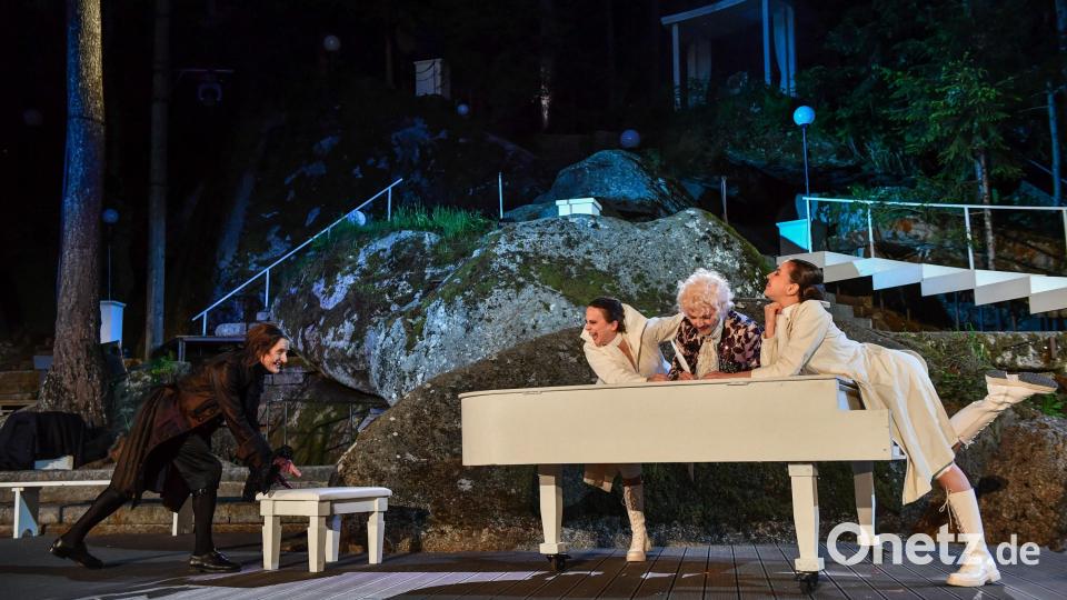 Mit "Amadeus" von Peter Shaffer wurden die Luisenburg-Festspiele am Freitagabend eröffnet: (v.l.) Paul Kaiser als Salieri, Nikola Norgauer als Venticello, Philipp Moschitz als Mozart sowie Lisa Mader als weiterer Venticello Bild: Luisenburg-Festspiele/MIEDL