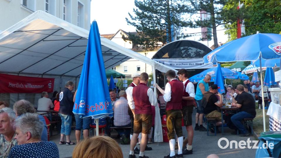 Das Ländespiel Deutschland-Ungarn konnte bei den Rosenbergern kaum punkten. Sie blieben lieber auf dem Rosenfest. Bild: mfh
