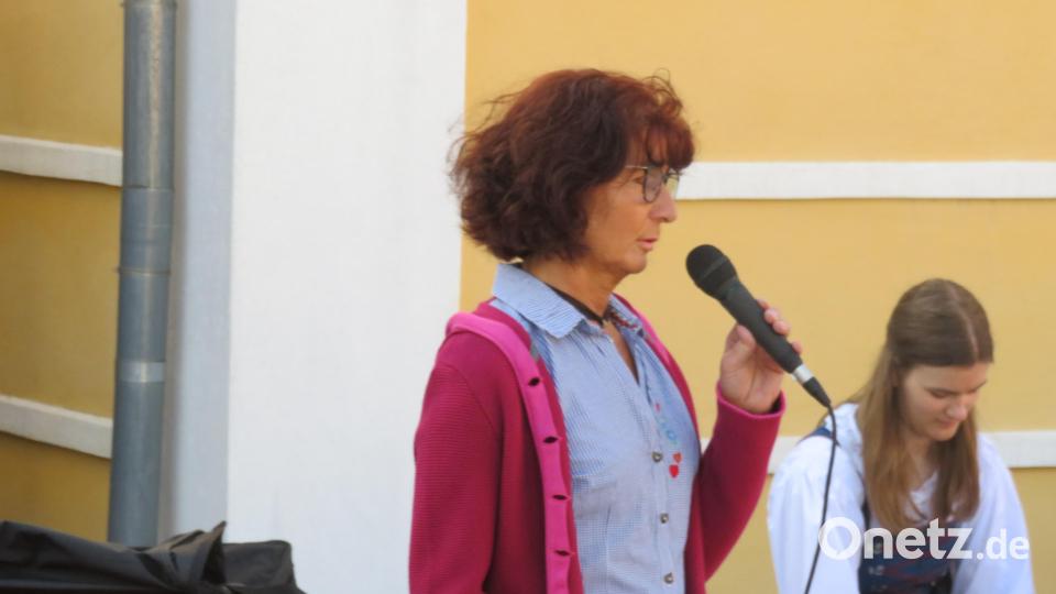 Marion Ermer führt bei der Serenade der Jugendblaskapelle Parkstein durchs Programm. Bild: adj