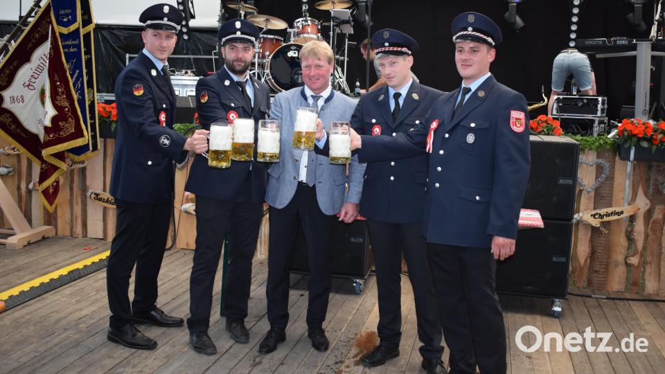 Schirmherr, Bürgermeister Markus Schiesl, und die Führungskräfte der Feuerwehr Altendorf stießen gemeinsam auf ein gutes Gelingen des 150-jährigen Gründungsfestes an. Bild: bnr