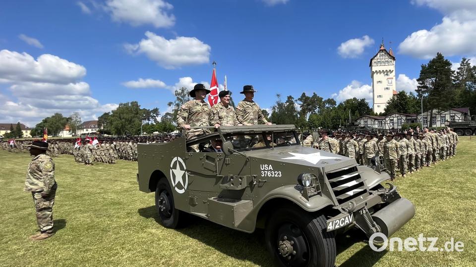 Im historischen White Scout Car wurde die Parade der angetretenen 2500 Soldaten des 2. US-Kavallerieregiments abgenommen. Bild: mor