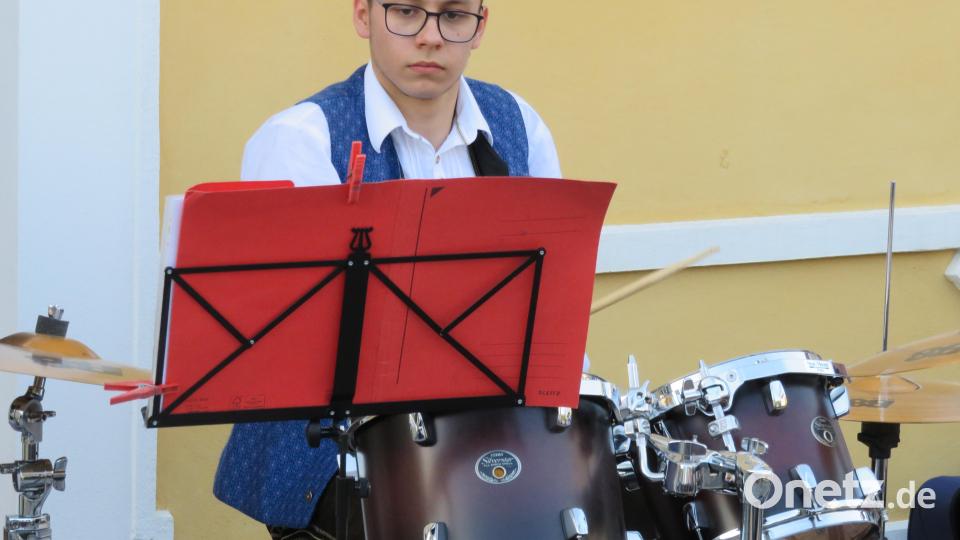 Die Musikanten der Jugendblaskapelle freuen sich über einen Auftritt vor Gästen. Bild: adj