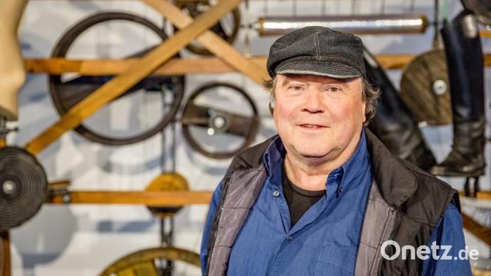 Der Kunstmaschinenerfinder Willi Reiche aus Wachtberg (Rhein-Sieg-Kreis) zeigt eigens für die Ausstellung im Luftmuseum kreierte kinetische Maschinen in den Ausstellungsräumen. Bild: Marcus Rebmann/exb