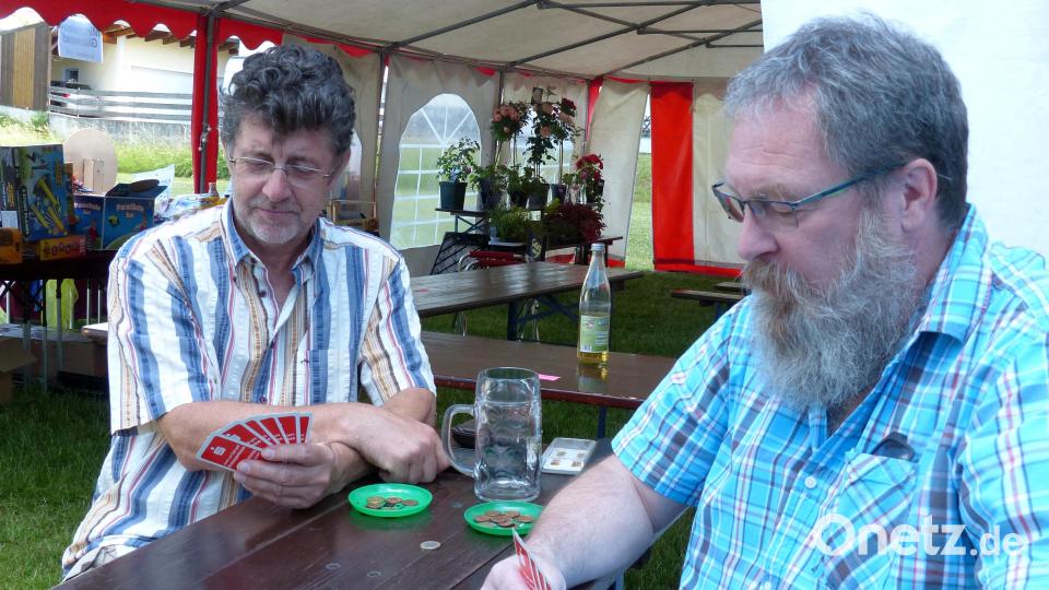 Mit Schafkopfen wurde der Sonntag begrüßt und die Zeit bis zum Mittagessen bzw. Kaffetrinken ünberbrückt. Bild: mfh