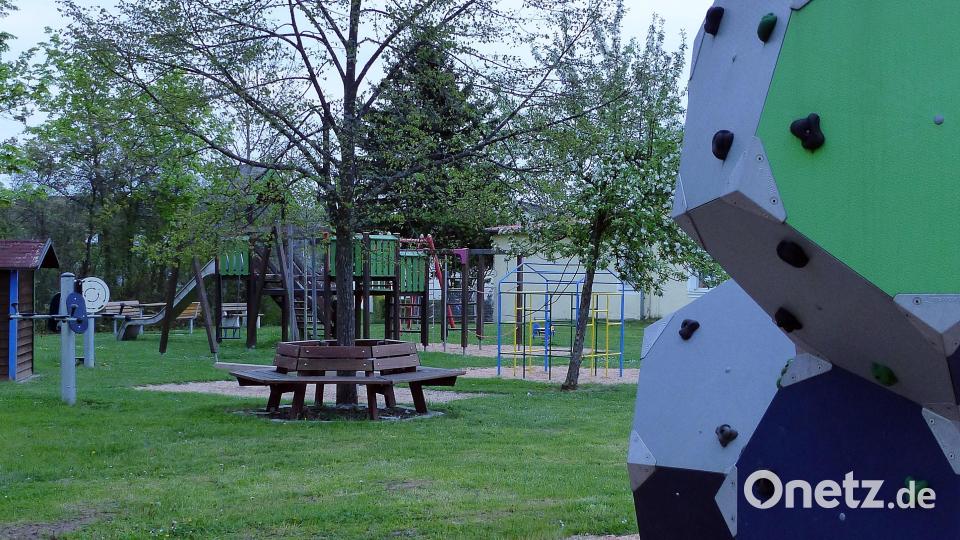 Ein Kletterwürfel bietet für fast alle Altersgruppen viel Spaß. Gemütliche Sitzgelegenheiten ergänzen den Spielplatz. Bild: lgc