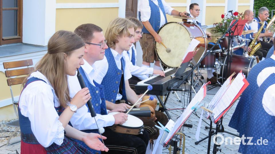 Die Musikanten der Jugendblaskapelle freuen sich über einen Auftritt vor Gästen. Bild: adj