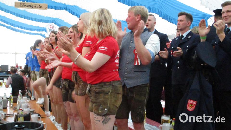 Festdamen und Schirmherr (in grauer Weste) ließen es krachen beim Jubelfest der Feuerwehr Altendorf. Bild: bnr