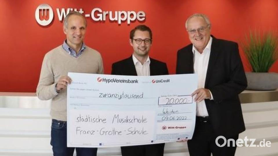 Patrick Boos, Vorsitzender der Geschäftsführung der Witt-Gruppe (links), übergibt den Scheck über 20.000 Euro an Thorsten Willecke, Leiter der Franz-Grothe-Schule (Mitte) und Lothar Höher, zweiter Bürgermeister der Stadt Weiden (rechts). Bild: Witt-Gruppe (Petra Grommas)/exb