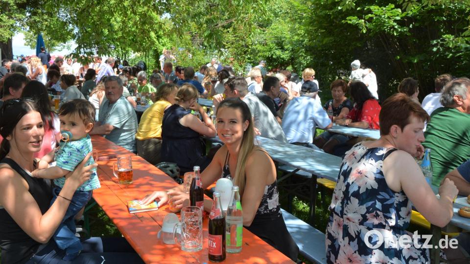 Feiern unter schattigen Bäumen - das war beim Kapplfest möglich. Bild: jr