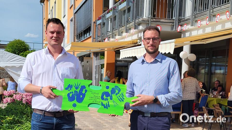 Einrichtungsleiter Johannes Grossmann (links) und Andreas Neugirg (rechts), Fachbereichsleiter und Prokurist, mit dem gestalteten Puzzle-Teil für das neue Sozialteam-Logo. Bild: Senioren-Servicehaus Waldershof/exb