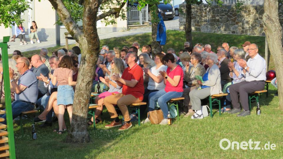 Viel Applaus spenden die rund 150 Serenadengäste der Jugendblaskapelle. Bild: adj