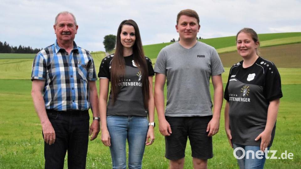 Die Clubmeister Bianca Guttenberger-Morell und Johannes Bäumler wurden gefeiert. Der Vorsitzenden Franz Feneis (links) und Sportwart Elisabeth Grötsch (rechts) gratulierten. Bild: gi