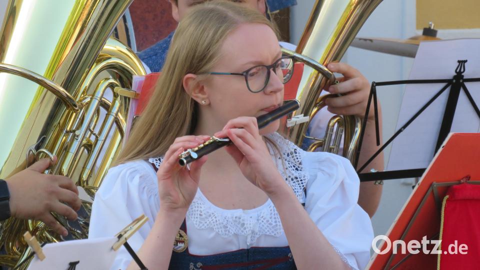 Die Musikanten der Jugendblaskapelle freuen sich über einen Auftritt vor Gästen. Bild: adj