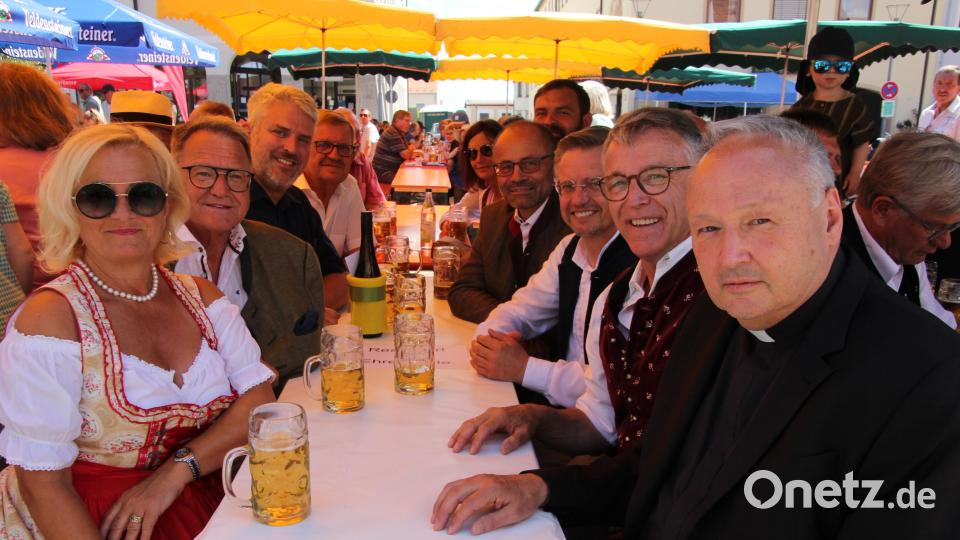 Die lokale Prominenz war schon am Sonntagvormittag stark vertreten. Bild: kro