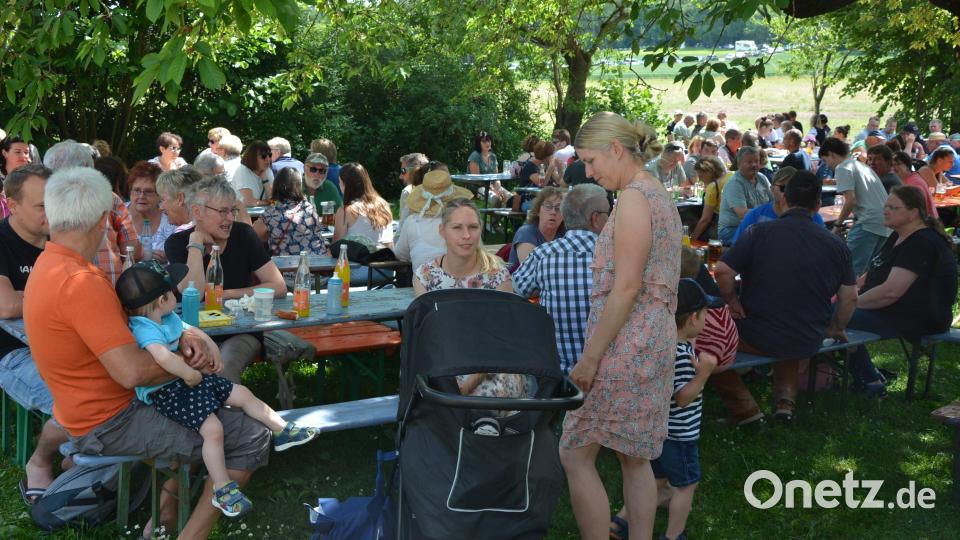 Feiern unter schattigen Bäumen - das war beim Kapplfest möglich. Bild: jr