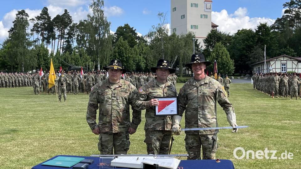Oberst Robert S. McChrystal (Mitte) ist der 82. Kommandeur der &quot;Dragoons&quot; aus Vilseck. Vorgänger Oberst Joseph Ewers (rechts) und Command Sergeant Major Benjamin Pingel (links) lassen ihn in das Traditions-Regimentsbuch eintragen Bild: mor