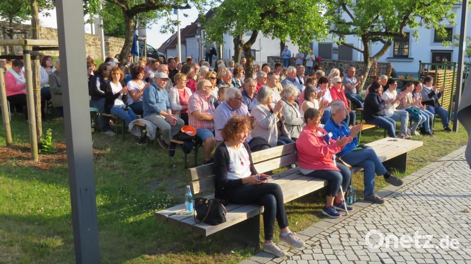 Das Publikum lauscht den Musikanten der Jugendblaskapelle, Bild: adj
