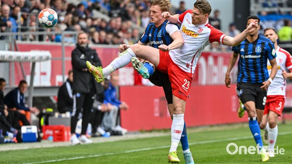 Steve Breitkreuz vom SSV Jahn Regensburg (Nummer 23) weiß, dass es auch in der kommenden Saison beim Oberpfälzer Zweitligisten auf Kampfstärke ankommt. Bild: Armin Weigel/dpa