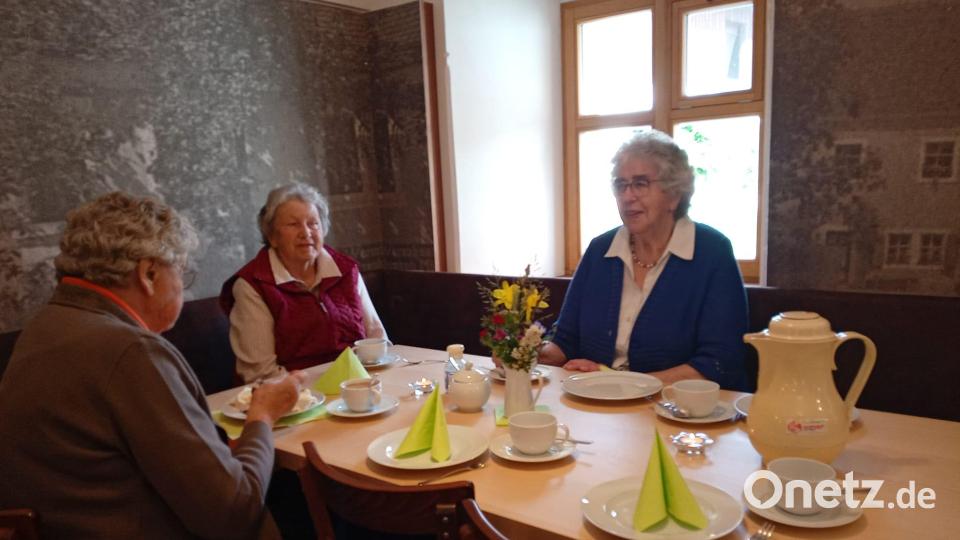 Beim Seniorennachmittag in Speinshart gibt es viel zu erzählen. Bild: Angelika Melchner/exb