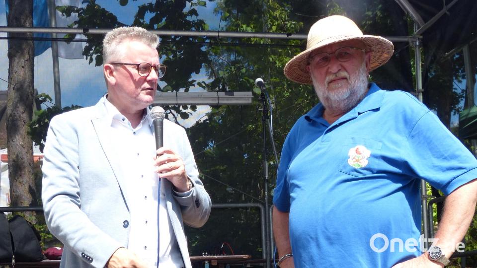 Bürgermeister Michael Göth und Rosenexperte Sepp Lösch erinnerten in ihren Grußworten an das 20-jährige Jubiläum des Rosenpfades und an das erste Rosenfest im Jahr 2013. Bild: mfh